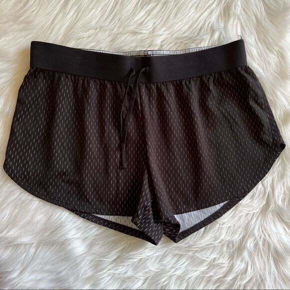 Women’s Black Athletic Works Shorts Size Medium - Picture 1 of 4